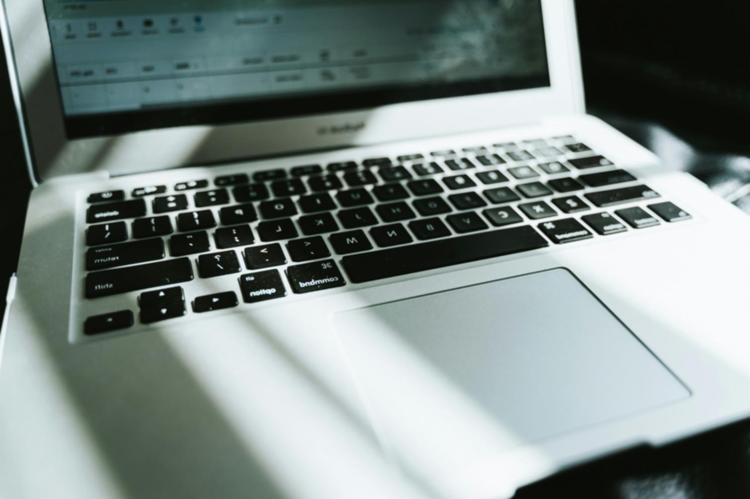 Friedlicher Garten mit Bank für Meditation und stille Besinnung in natürlicher Umgebung