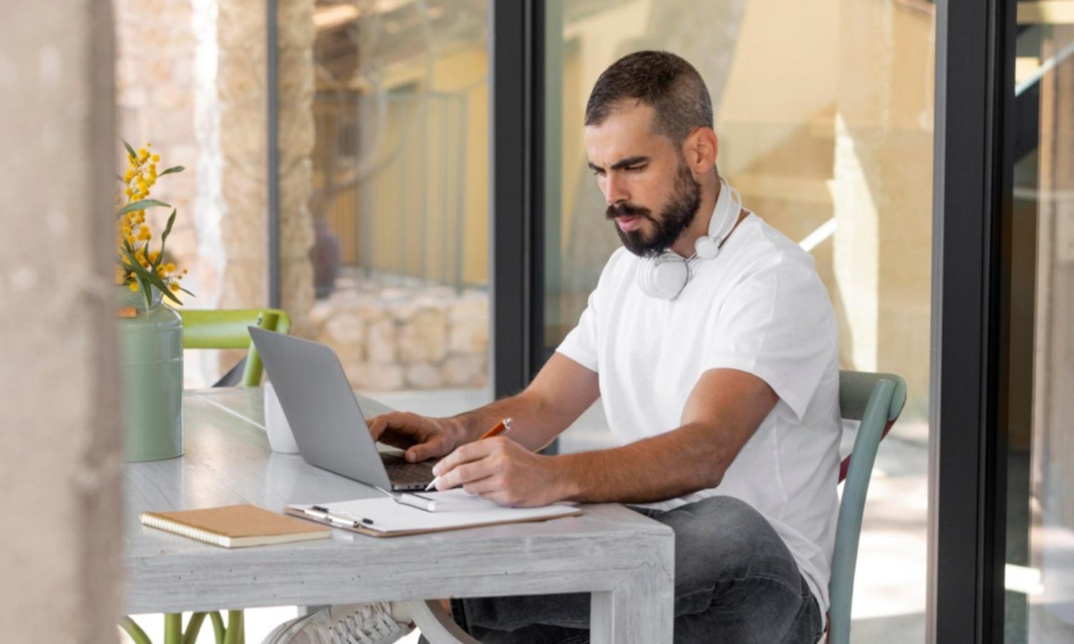 Ruhige Meditation in natürlicher Umgebung