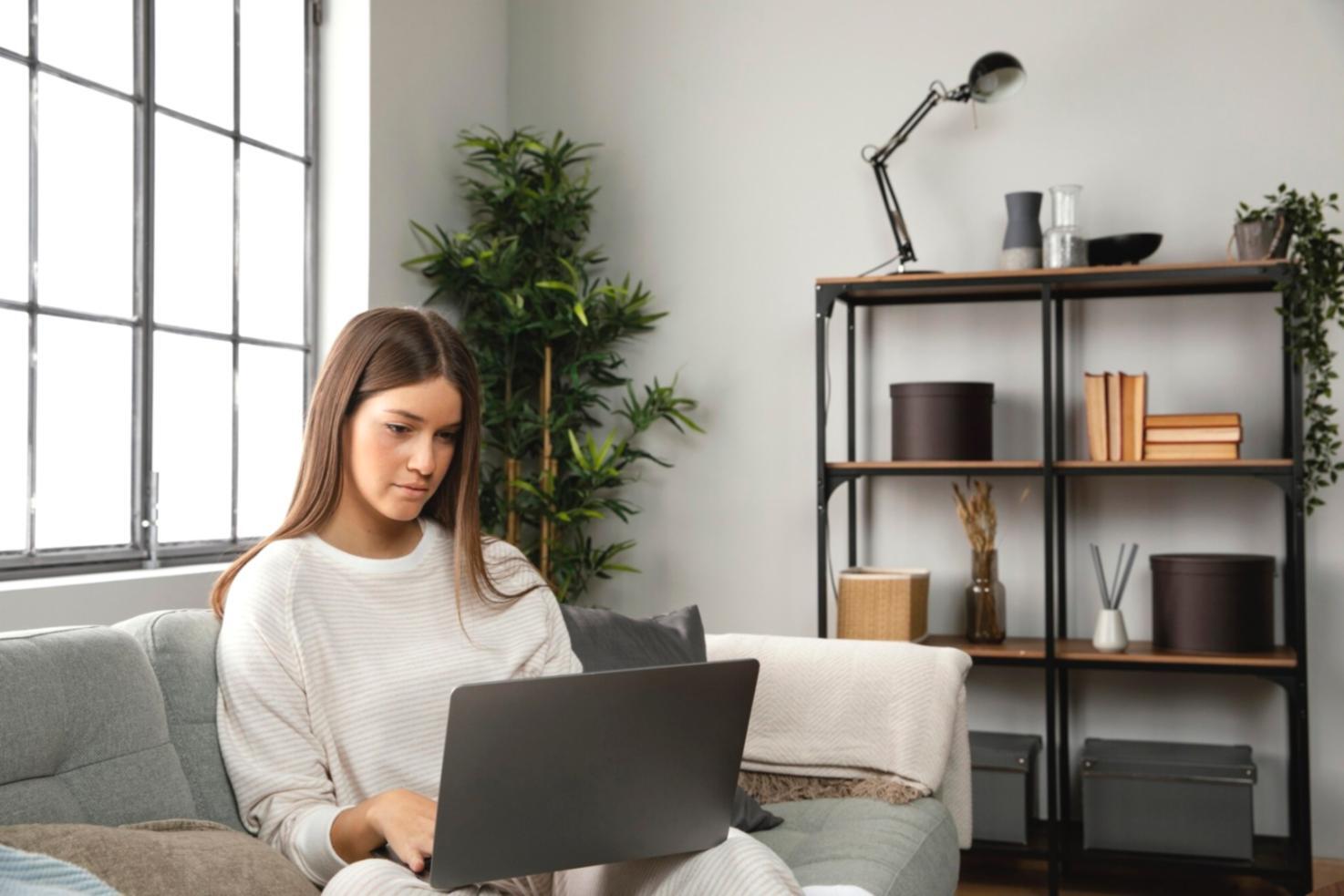 Gruppe von Menschen in stillem Gebet in einer Kapelle